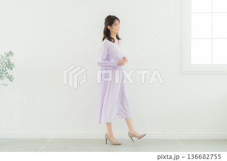 ラベンダー色のワンピースの女性 136682755