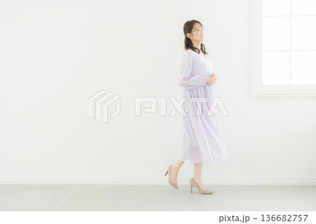 ラベンダー色のワンピースの女性 136682757