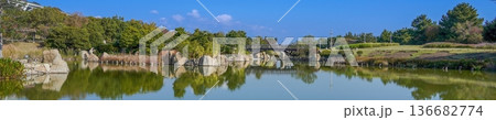 美しい日本庭園のパノラマ風景 穏やかな池と伝統的な木造橋の反射 136682774