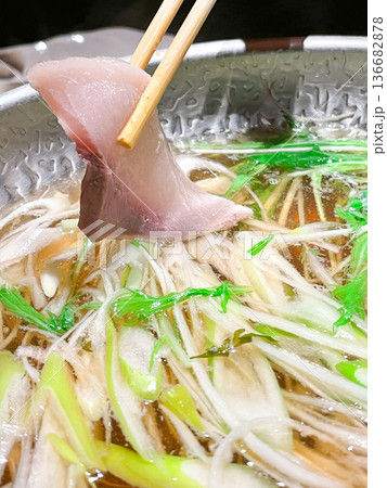 加賀料理　寒ぶりのしゃぶしゃぶ 136682878