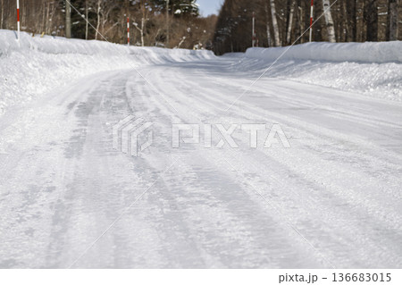 北海道の冬道 136683015