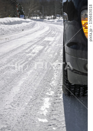 北海道の冬道 136683018