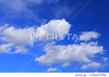青空に浮かぶ雲 青空に浮かぶ雲 136683046