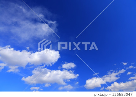 青空に浮かぶ雲 青空に浮かぶ雲 136683047