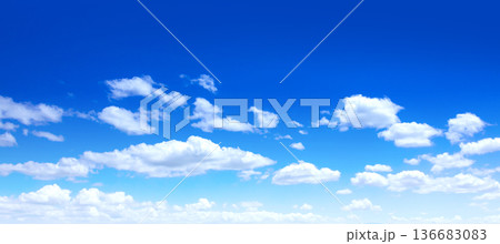 青空と白い雲 136683083