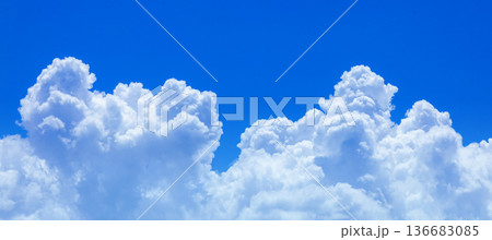 青空と白い雲 136683085