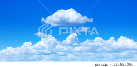 青空と白い雲 136683086
