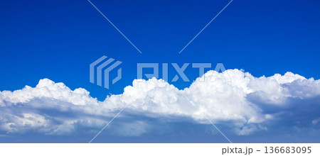 青空と白い雲 136683095
