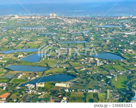 台湾 台北空港着陸前の機内より眺める桃園貯水池群 台湾 台北空港着陸前の機内より眺める桃園貯水池群 136683221