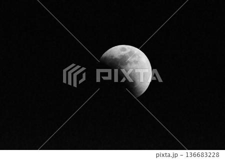 皆既月食〜食の最大 寸前(東京都立川市/2018年1月31日。21:03撮影) 皆既月食〜食の最大 寸前(東京都立川市/2018年1月31日。21:03撮影) 136683228