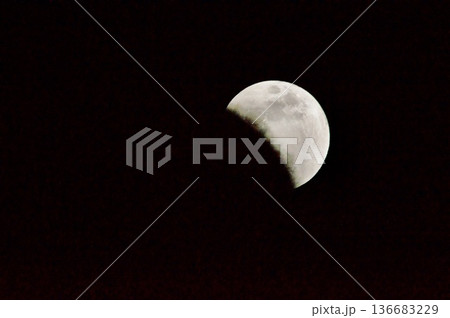 皆既月食〜食の最大 寸前(東京都立川市/2018年1月31日。21:04撮影) 皆既月食〜食の最大 寸前(東京都立川市/2018年1月31日。21:04撮影) 136683229