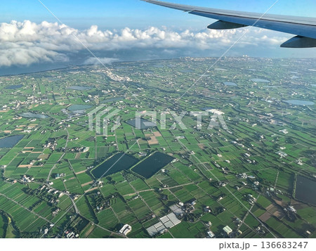 台湾 台北空港着陸前の機内より眺める桃園貯水池群 台湾 台北空港着陸前の機内より眺める桃園貯水池群 136683247