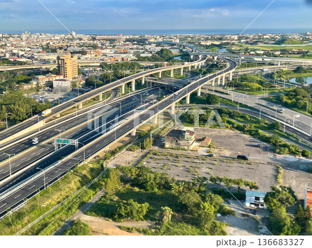 台湾 台北空港着陸前の機内より眺める桃園郊外の高速立体交差 台湾 台北空港着陸前の機内より眺める桃園郊外の高速立体交差 136683327