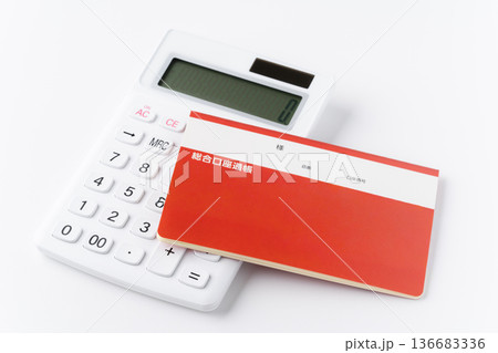 白背景に電卓と預金通帳 136683336