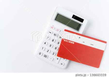 白背景に電卓と預金通帳 白背景に電卓と預金通帳 136683339