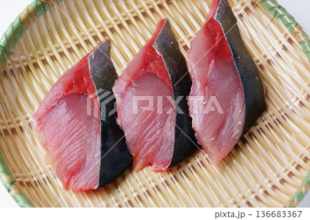 生ブリの切身 136683367