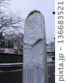 雪の積もったバス停 136683521