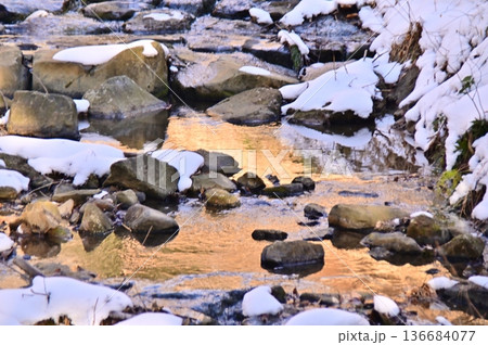 荏沢川の渓谷を流れる赤く染まった水面 荏沢川の渓谷を流れる赤く染まった水面 136684077