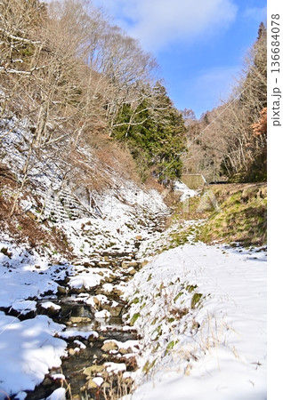 雪の残る荏沢川の渓谷 雪の残る荏沢川の渓谷 136684078