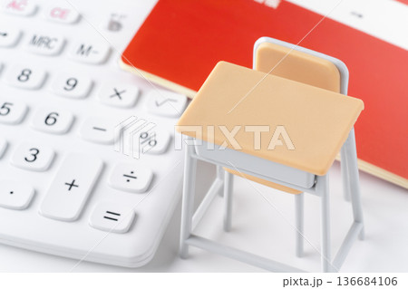 電卓と預金通帳と学校の机と椅子のミニチュア 電卓と預金通帳と学校の机と椅子のミニチュア 136684106