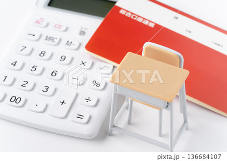 電卓と預金通帳と学校の机と椅子のミニチュア 電卓と預金通帳と学校の机と椅子のミニチュア 136684107
