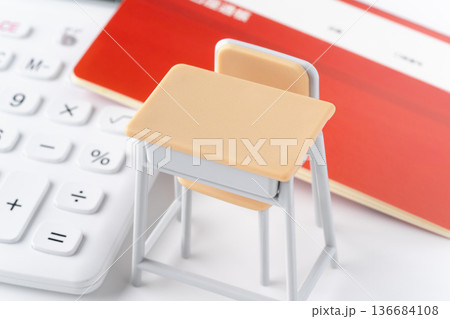 電卓と預金通帳と学校の机と椅子のミニチュア 電卓と預金通帳と学校の机と椅子のミニチュア 136684108