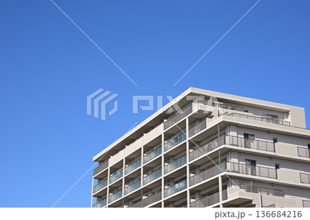 青空とマンション（集合住宅）の外観イメージ2 136684216