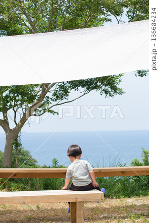 海を眺める3歳の男の子 海を眺める3歳の男の子 136684234