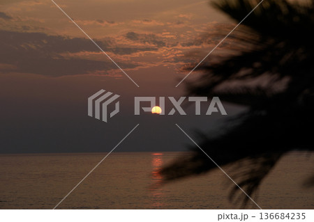 海に沈む夕日 海に沈む夕日 136684235