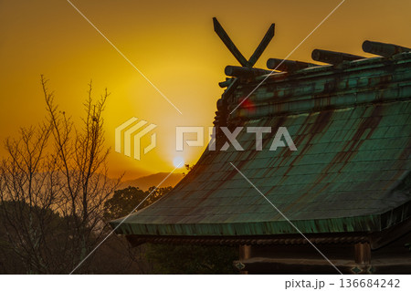 日の出直後の太陽と柳澤神社北側屋根の景色 136684242