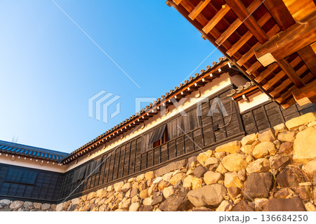 追手門から追手向櫓に続く回廊越しに見る青空 136684250