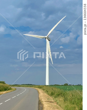 フランス最西端・コルセン岬の風力発電所 フランス最西端・コルセン岬の風力発電所 136684338