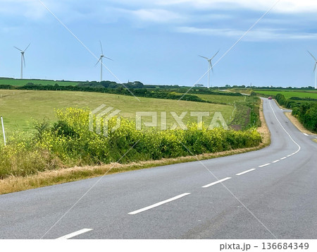 フランス最西端・コルセン岬の風力発電所 136684349