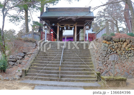 唐沢山城 本丸跡に建つ唐沢山神社の拝殿前の門(栃木県佐野市) 唐沢山城 本丸跡に建つ唐沢山神社の拝殿前の門(栃木県佐野市) 136684396
