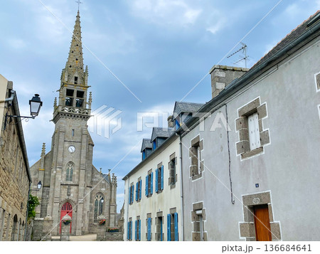 フランス最西端の町・プルアールゼルのサン・タルゼル教会 136684641