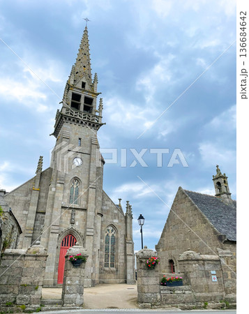 フランス最西端の町・プルアールゼルのサン・タルゼル教会 フランス最西端の町・プルアールゼルのサン・タルゼル教会 136684642