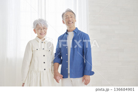 シニア夫婦のポートレート リビング シニア夫婦のポートレート リビング 136684901