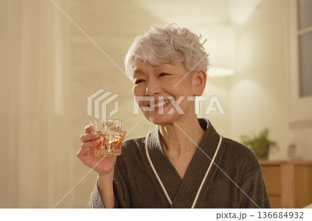 寝室でウイスキーを飲むシニア女性 寝室でウイスキーを飲むシニア女性 136684932
