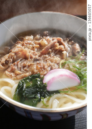 湯気の上がる温かい肉うどん 136685057