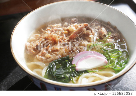 湯気の上がる温かい肉うどん 湯気の上がる温かい肉うどん 136685058