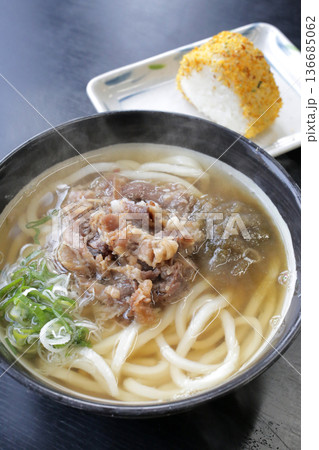 湯気の上がる温かい肉うどん 湯気の上がる温かい肉うどん 136685062