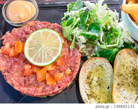 ヨーロッパの肉料理・ビーフタルタル 136685135
