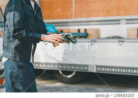 truck driver 136685287