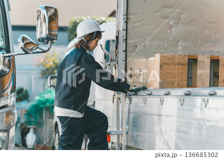 truck driver 136685302