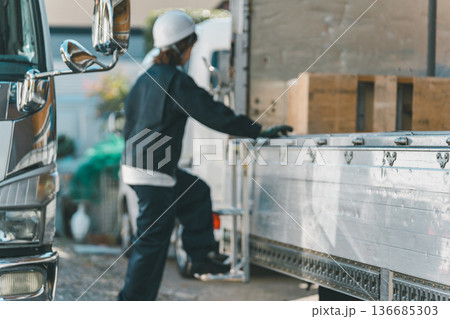 truck driver 136685303
