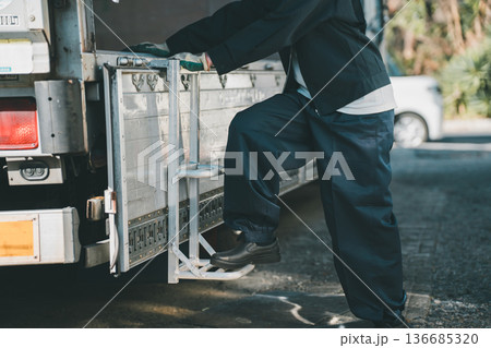 truck driver 136685320