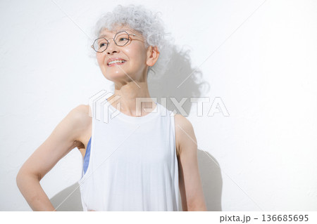 見上げる夏のスポーツやヨガウェアの見上げるグレイヘアの元気なシニア女性 見上げる夏のスポーツやヨガウェアの見上げるグレイヘアの元気なシニア女性 136685695