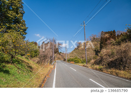 峠越えの道　奈良県明日香村 136685790