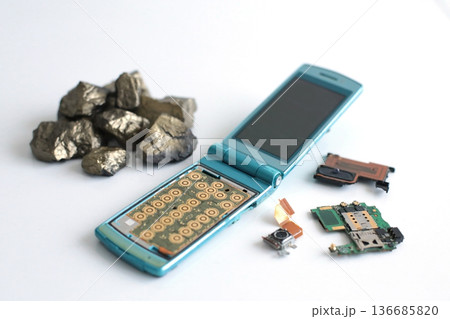 パソコンや携帯電話などのデジタル機器に含まれるレアメタル パソコンや携帯電話などのデジタル機器に含まれるレアメタル 136685820