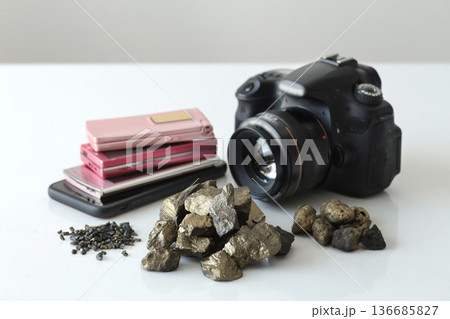 パソコンや携帯電話などのデジタル機器に含まれるレアメタル 136685827